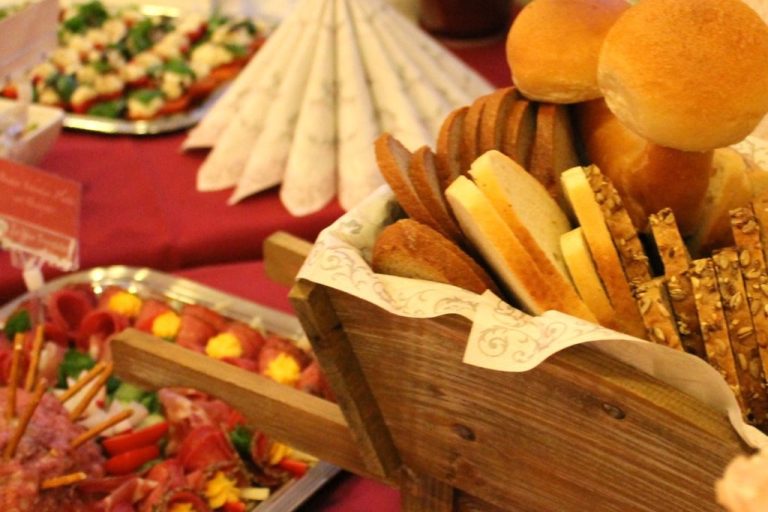 Kaltes und warmes Buffet