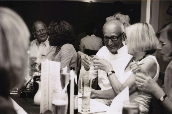 Restaurantzimmer mit gedeckten Tischen